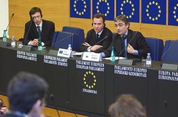 2004 04 10 * Strasburgo * conferenza stampa con Michel Hunault, deputato francese, membro dell'Assemblea parlamentare del Consiglio d'Europa, in occasione dell'approvazione da parte del Parlamento europeo del rapporto Turco sui diritti dei detenuti nelle prigioni europee.